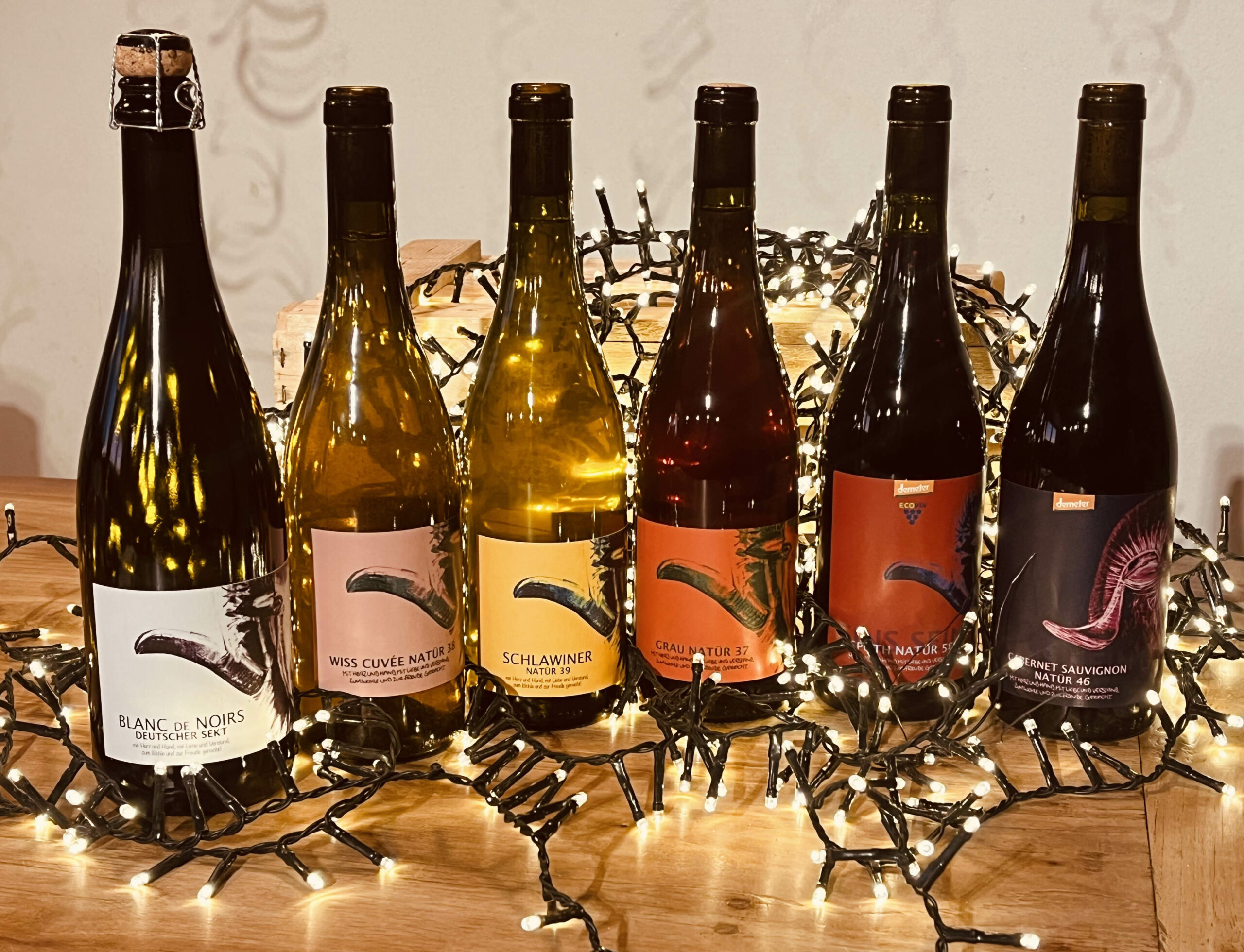 Arrangement von 6 Flaschen Wein und Sekt